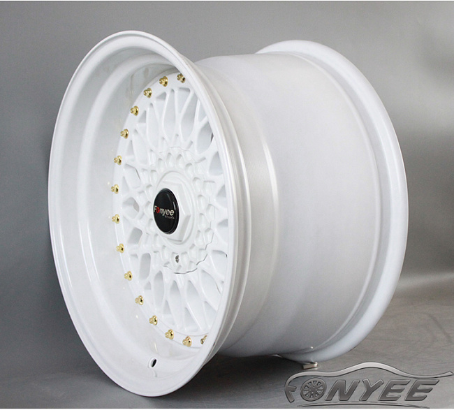 картинка Новые диски BBS RS R15 4X100/4X114,3 ET15 J8 белый глянец + золотистые болтики магазин  StreetTuning 