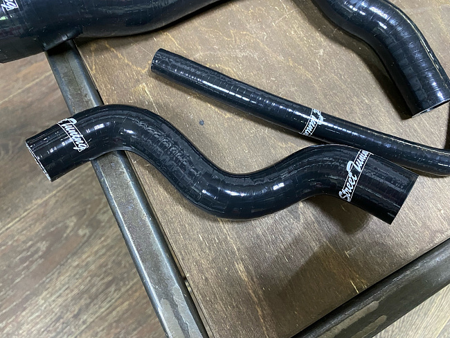 картинка Патрубки системы охлаждения STREETTUNING для VW Golf MK6 2.0T Gti Tsi магазин  StreetTuning 