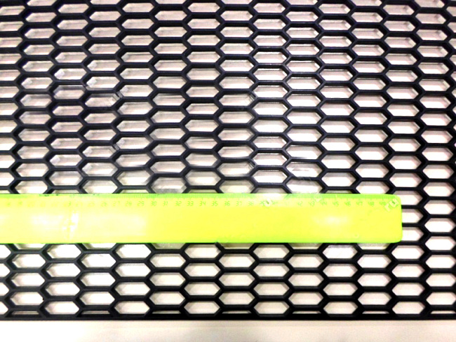 картинка Сетка - Решетка радиатора универсальная черная, пластик, крупная ячейка магазин  StreetTuning 