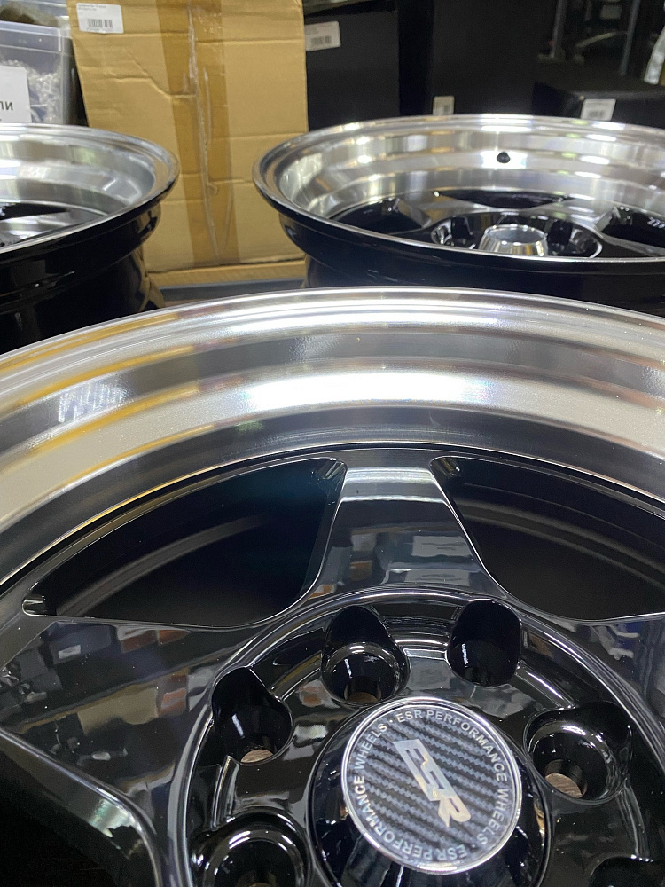 картинка Новые диски ESR R15 J8,25 ET20 4x100/4x114.3, черные от магазина  StreetTuning
