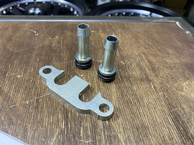 картинка Адаптер для подключения внешнего радиатора АКПП aisin tf-80 ford магазин  StreetTuning 