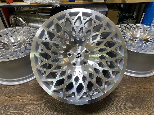 картинка Новые диски WCI CAST MT10 Replika R18 J8.5 ET40 5X108, серебро магазин  StreetTuning 