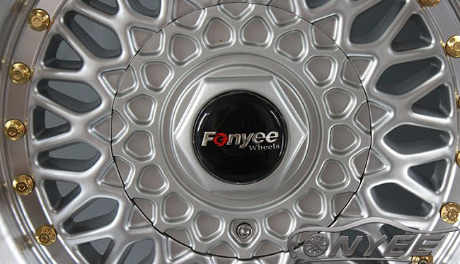 картинка Новые диски BBS RS R15 4X100/4X114,3 ET15 J8 серебро + золотистые болтики магазин  StreetTuning 