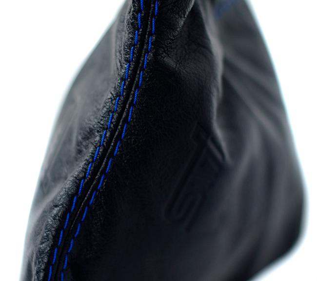 картинка Чехол на ручник Subaru STI, универсальный. Кожа, синяя строчка магазин  StreetTuning 