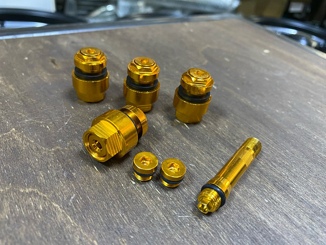 картинка Скрытые ниппели (вентили) для колес, к-т 4 шт, цвет золотой магазин  StreetTuning 