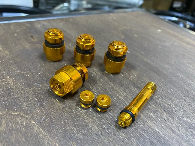 картинка Скрытые ниппели (вентили) для колес, к-т 4 шт, цвет золотой магазин  StreetTuning 
