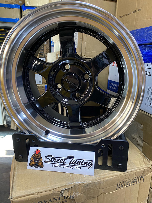 картинка Новые диски Rays TE37 R15 J8 ET15 4x100, черные магазин  StreetTuning 
