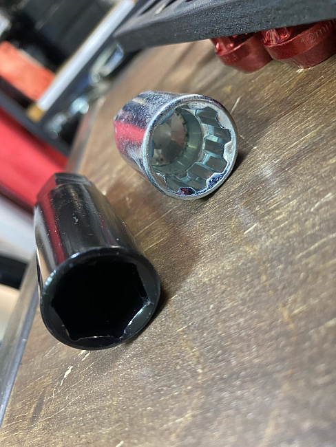 картинка Колесные гайки Rays style М12х1.5 высота-30 мм красные с секретками магазин  StreetTuning 