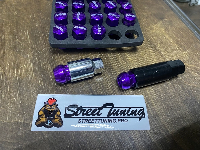 картинка Колесные гайки Rays style М12х1.5 высота-30 мм фиолетовые с секретками магазин  StreetTuning 