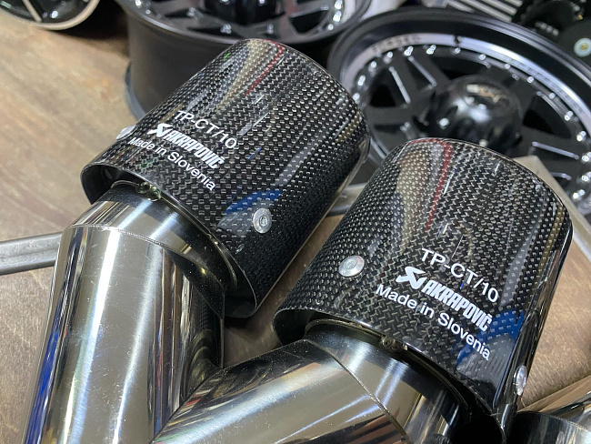 картинка Насадки на глушитель Akrapovic Style двойные комплект- 2 шт 63х89 мм магазин  StreetTuning 