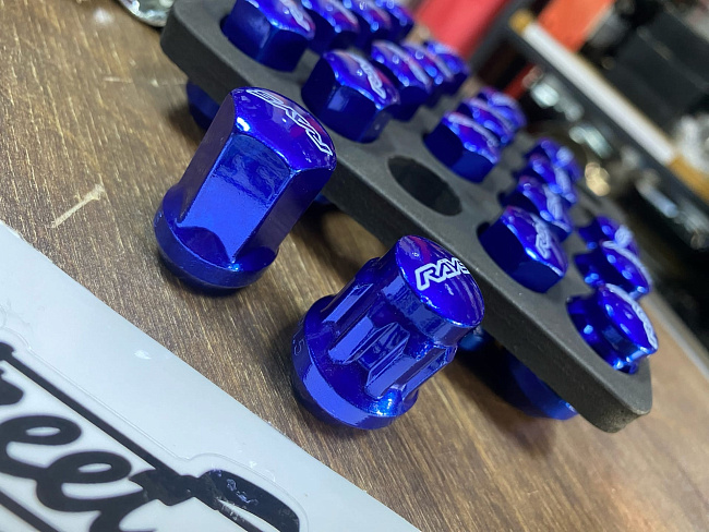 картинка Колесные гайки Rays style М12х1.5 высота-30 мм синие с секретками магазин  StreetTuning 