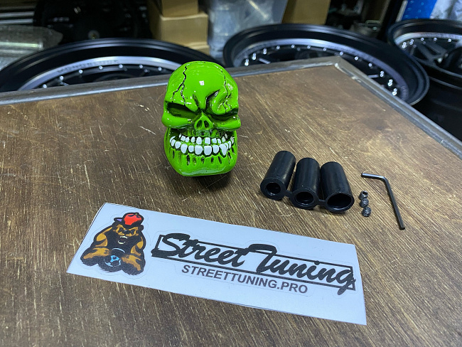 картинка Ручка КПП "Череп", цвет зеленый магазин  StreetTuning 