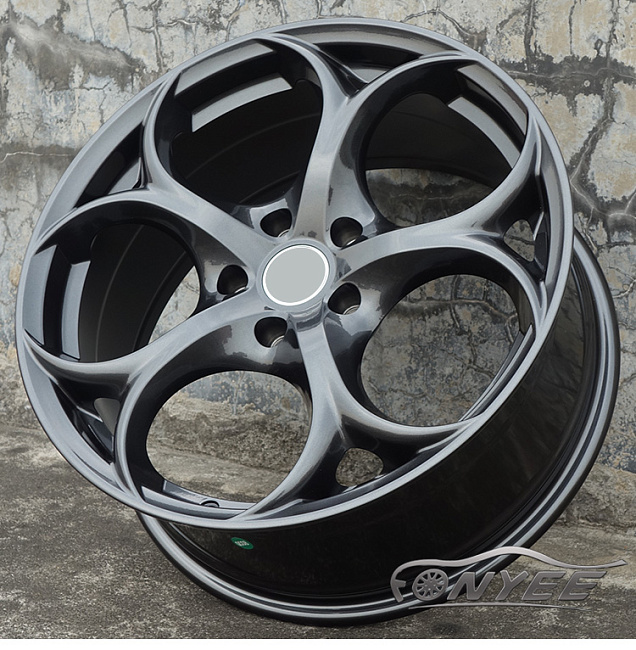 картинка Новые диски Alfa Romeo Giulia Quadrifoglio R19 5x110 ET35 J8,5 черный глянец с оттенком серого магазин  StreetTuning 