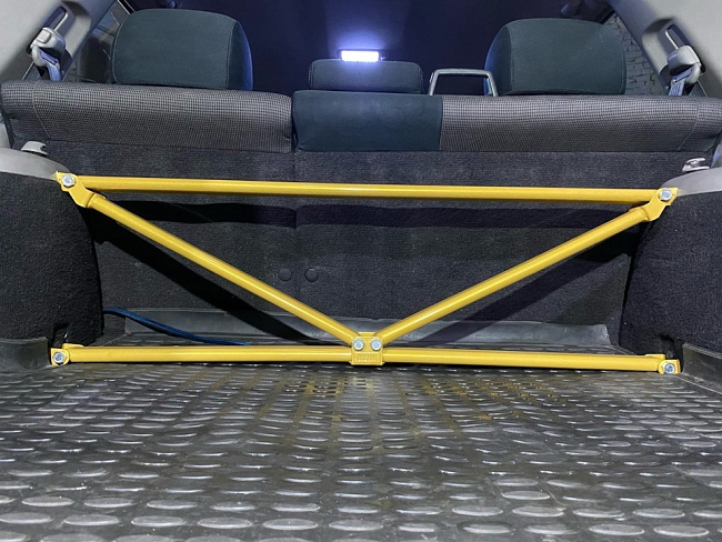 картинка Х образная распорка за задние сиденье для Subaru Forester SG магазин  StreetTuning 