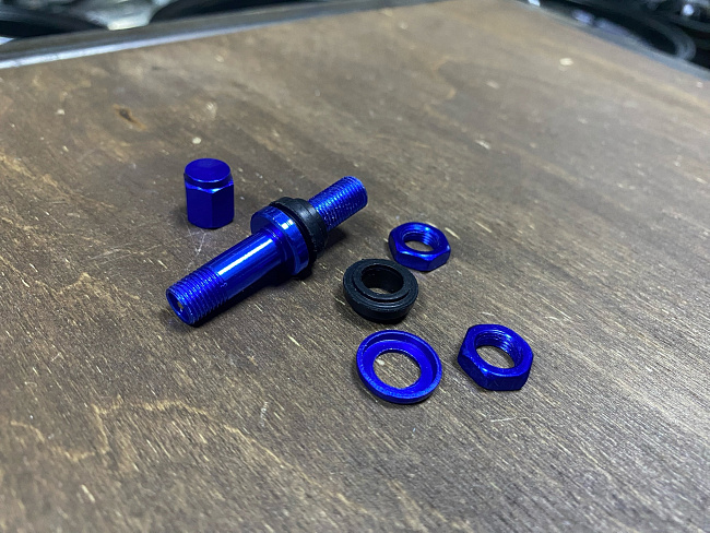 картинка Ниппель (вентиль) для бескамерной шины разборный,синий, H-51 мм магазин  StreetTuning 