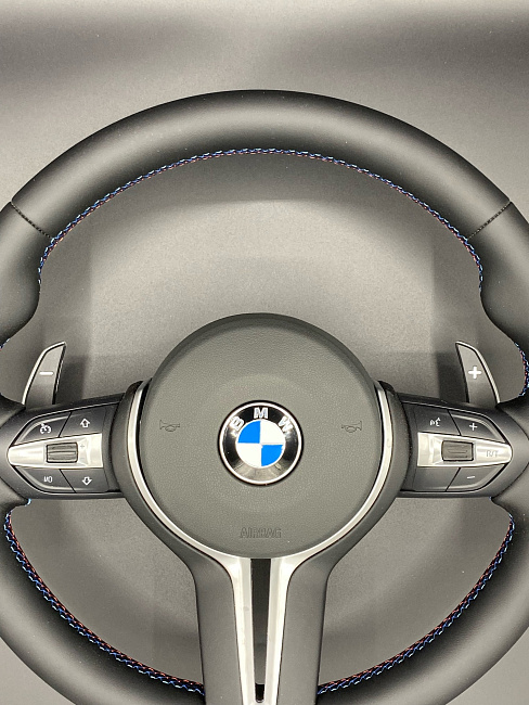 картинка Руль BMW E46/E39/E53/E46 с подушкой в стиле M3 F80, эко-кожа, без подогрева магазин  StreetTuning 