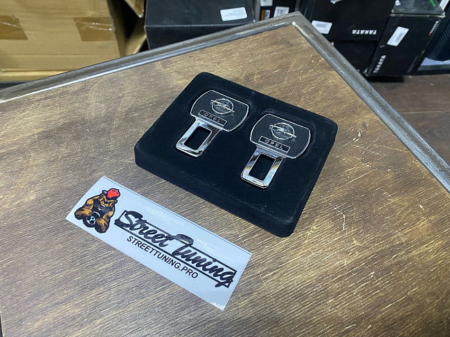 картинка Обманки "заглушки" в ремень безопасности Opel -2 шт магазин  StreetTuning 