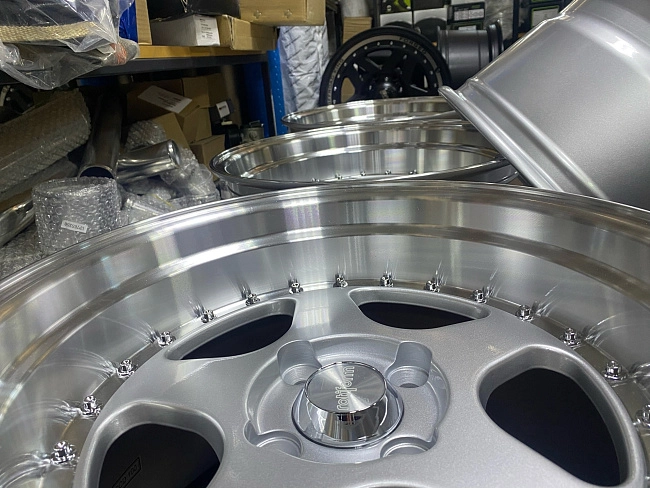 картинка Новые диски Rotiform Style R15 J8 ET20 4X100 серебро магазин  StreetTuning 