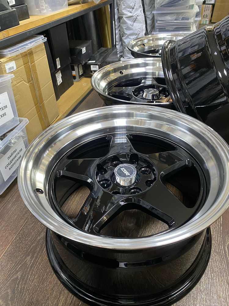 картинка Новые диски ESR R15 J8,25 ET20 4x100/4x114.3, черные от магазина  StreetTuning