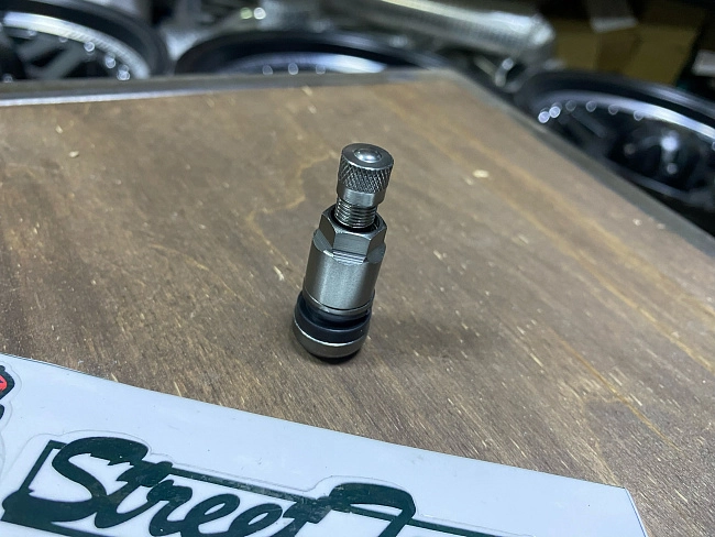 картинка Ниппель (вентиль) для колес, разборный MS525AL, цвет алюминий. магазин  StreetTuning 