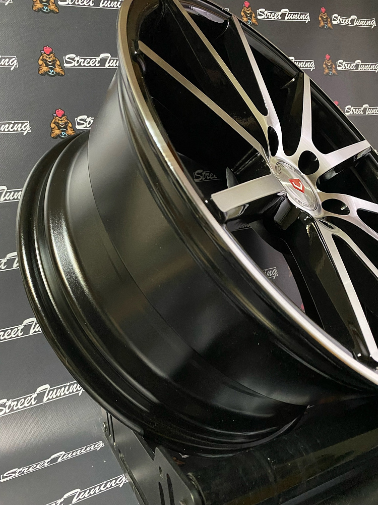 картинка Новые диски Vossen VFS-1 R18 J8 ET35 5x114.3 Silver+Black от магазина  StreetTuning