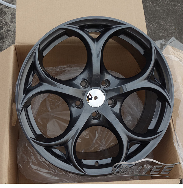 картинка Новые диски Alfa Romeo Giulia Quadrifoglio R18 5x112 ET35 J8 черный глянец с оттенком серого магазин  StreetTuning 