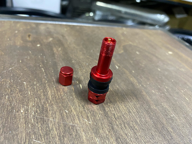 картинка Ниппель (вентиль) для бескамерной шины разборный, красный, H-51 мм магазин  StreetTuning 