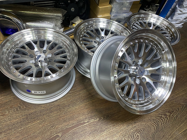 картинка Новые диски ESM 007 R15 J8 ET25 4X100, серебро магазин  StreetTuning 
