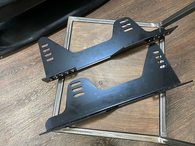 картинка Кронштейны крепления спортивного сиденья (ковша, универсальный магазин  StreetTuning 