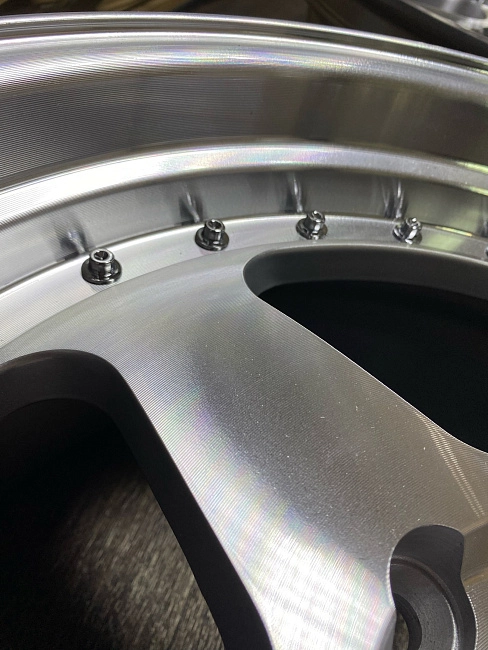 картинка Новые диски Rotiform R17 J8 ET30 5X114,3, серебро магазин  StreetTuning 