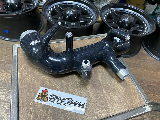 картинка Патрубок турбины Samco Sport для Subaru Forester SG5 черный магазин  StreetTuning 