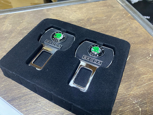 картинка Обманки "заглушки" в ремень безопасности Skoda -2 шт магазин  StreetTuning 