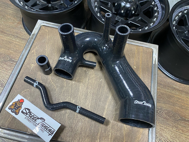 картинка Патрубок турбины впускной Audi A4, VW Passat B5 1.8T магазин  StreetTuning 