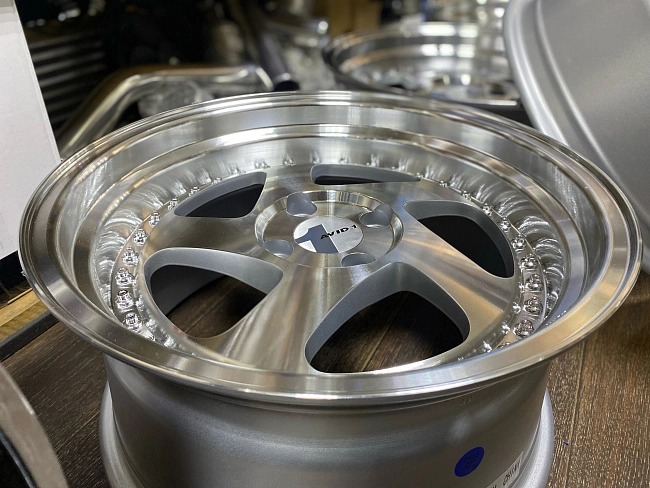 картинка Новые диски Rotiform TMB Flat R16 J8 ET25 4X100 серебро + полированная полка магазин  StreetTuning 