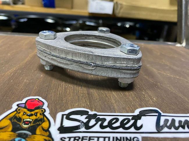 картинка Комплект треугольных фланцев 51 мм., с прокладкой и болтами (6мм) магазин  StreetTuning 