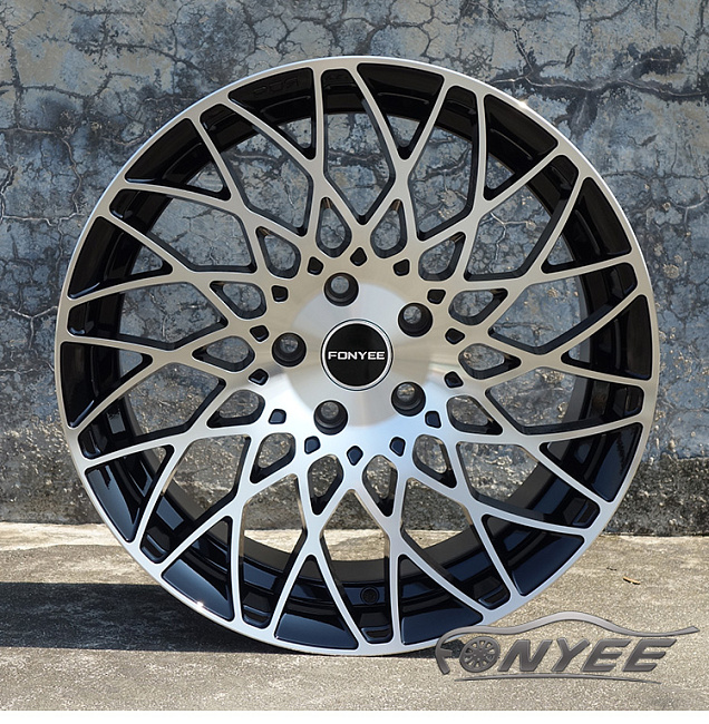 картинка Новые диски Dibite R18 5x114,3 ET35 J8,5 черные + серебро магазин  StreetTuning 