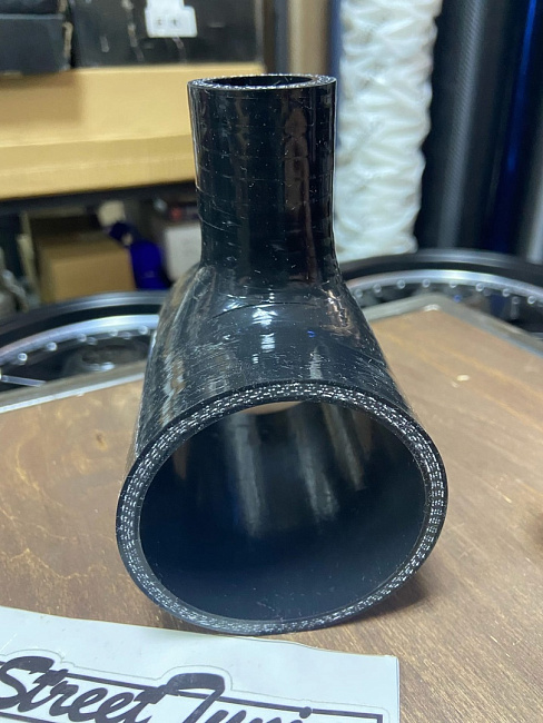 картинка Силиконовый патрубок 70 мм Т- образный (25 мм) магазин  StreetTuning 