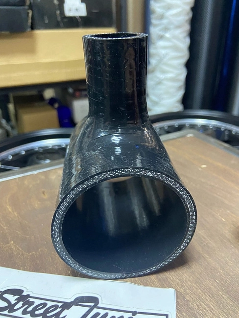 картинка Силиконовый патрубок 70 мм Т- образный (25 мм) магазин  StreetTuning 