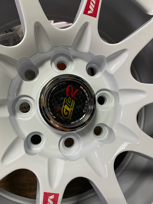 картинка Новые диски Rays Volk Racing CE-28 R15 J7 ET30 4X100/114.3 белые магазин  StreetTuning 