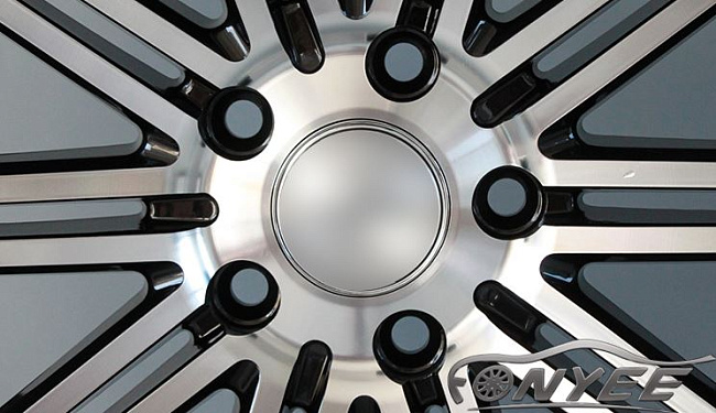 картинка Новые диски Vossen CV4 Replica R17 5X114,3 ET38 J8 черный глянец серебро магазин  StreetTuning 