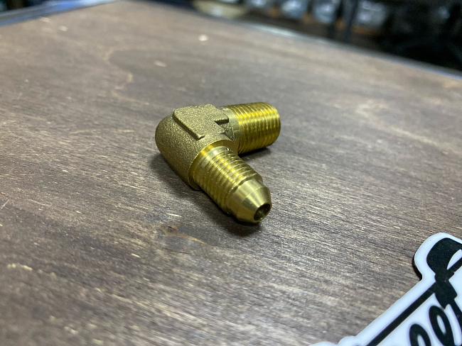 картинка Фитинг-штуцер 90 гр папа AN4 - 1/8 npt латунь магазин  StreetTuning 