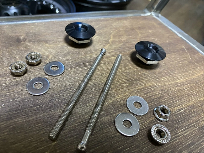 картинка Замки-защелки быстросъемные на бампер/капот, черные, 32 мм /100 мм магазин  StreetTuning 