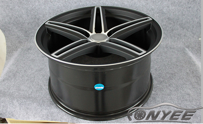 картинка Новые диски Vossen CV5 Replica R18 5X114,3 ET35 J8,5 черный мат + серебро магазин  StreetTuning 