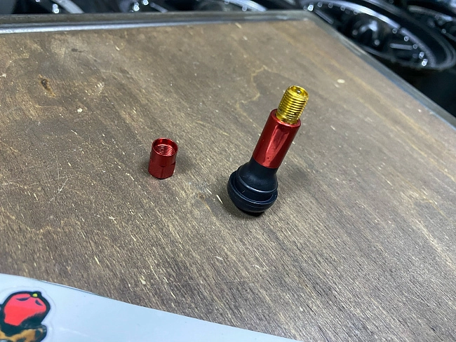 картинка Ниппель (вентиль) для колес, цвет красный TR414RD магазин  StreetTuning 