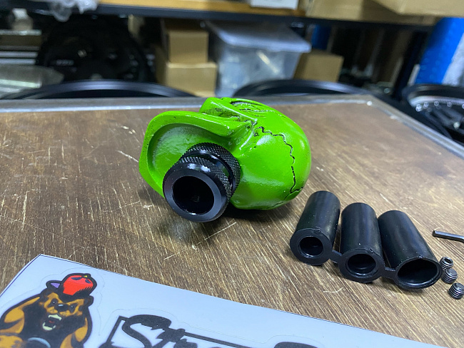 картинка Ручка КПП "Череп", цвет зеленый магазин  StreetTuning 