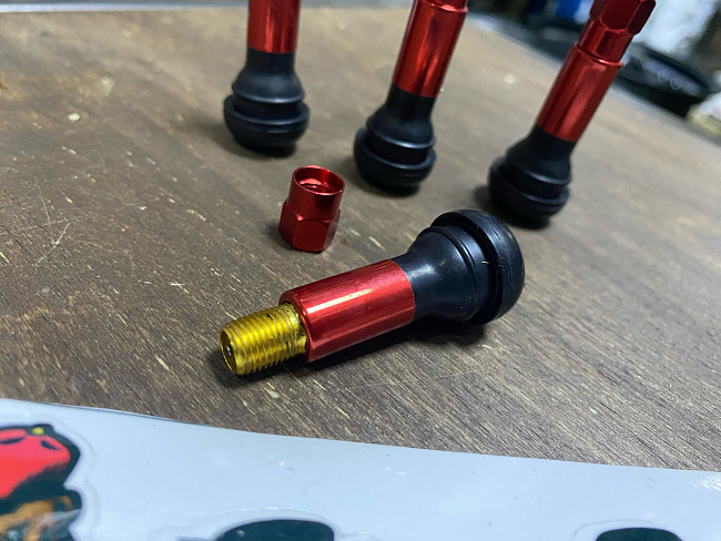 картинка Ниппели (вентили) для колес, к-т 4 шт, цвет красный магазин  StreetTuning 