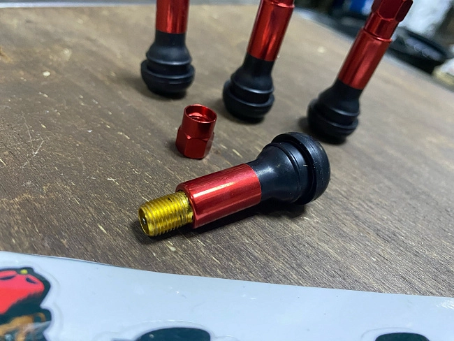 картинка Ниппели (вентили) для колес, к-т 4 шт, цвет красный магазин  StreetTuning 