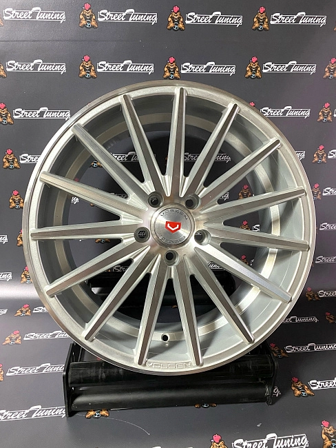 картинка Новые диски Vossen VFS-2 R18 J8 ET35 5x114.3 Silver магазин  StreetTuning 