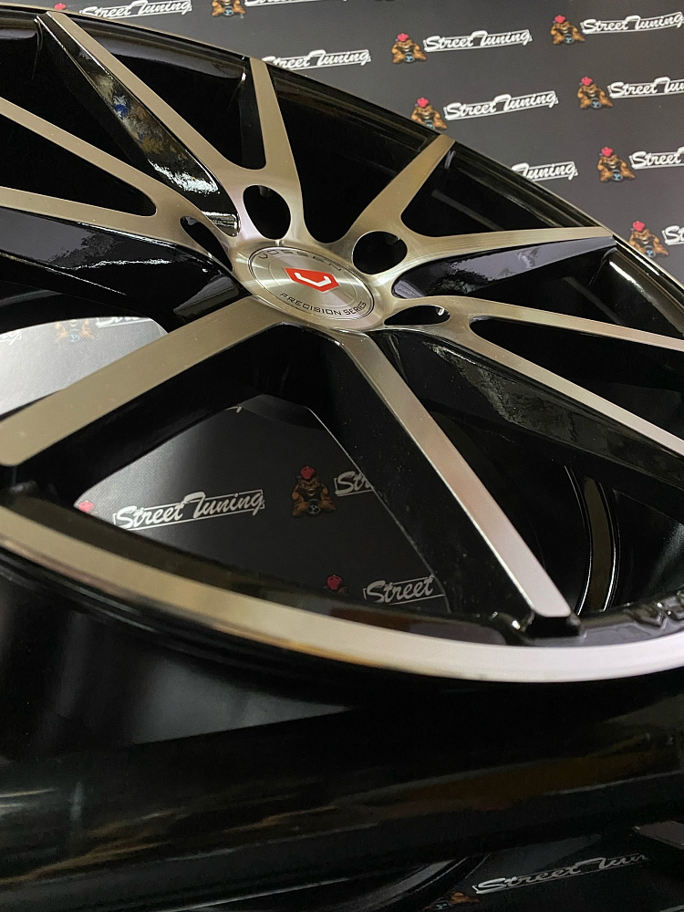 картинка Новые диски Vossen VFS-1 R18 J8 ET35 5x114.3 Silver+Black от магазина  StreetTuning