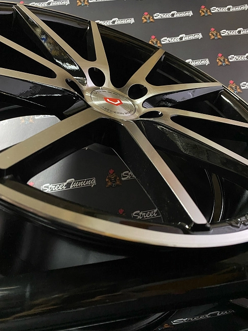 картинка Новые диски Vossen VFS-1 R18 J8 ET35 5x114.3 Silver+Black магазин  StreetTuning 